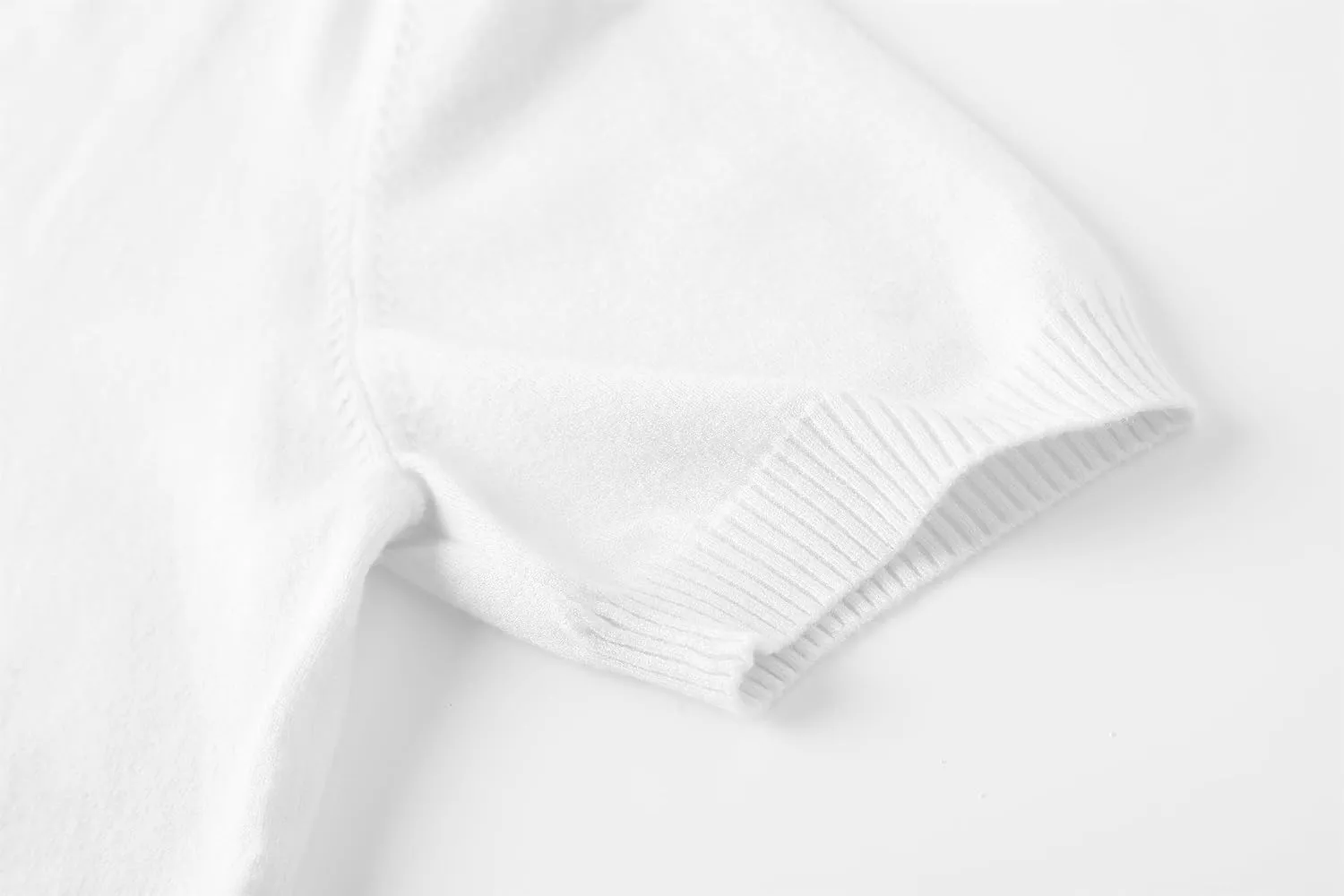DAIMIDY Women's Short Sleeve V Neck Sweaters Casual Summer Sweater Lightweight Knit Pullover Tops