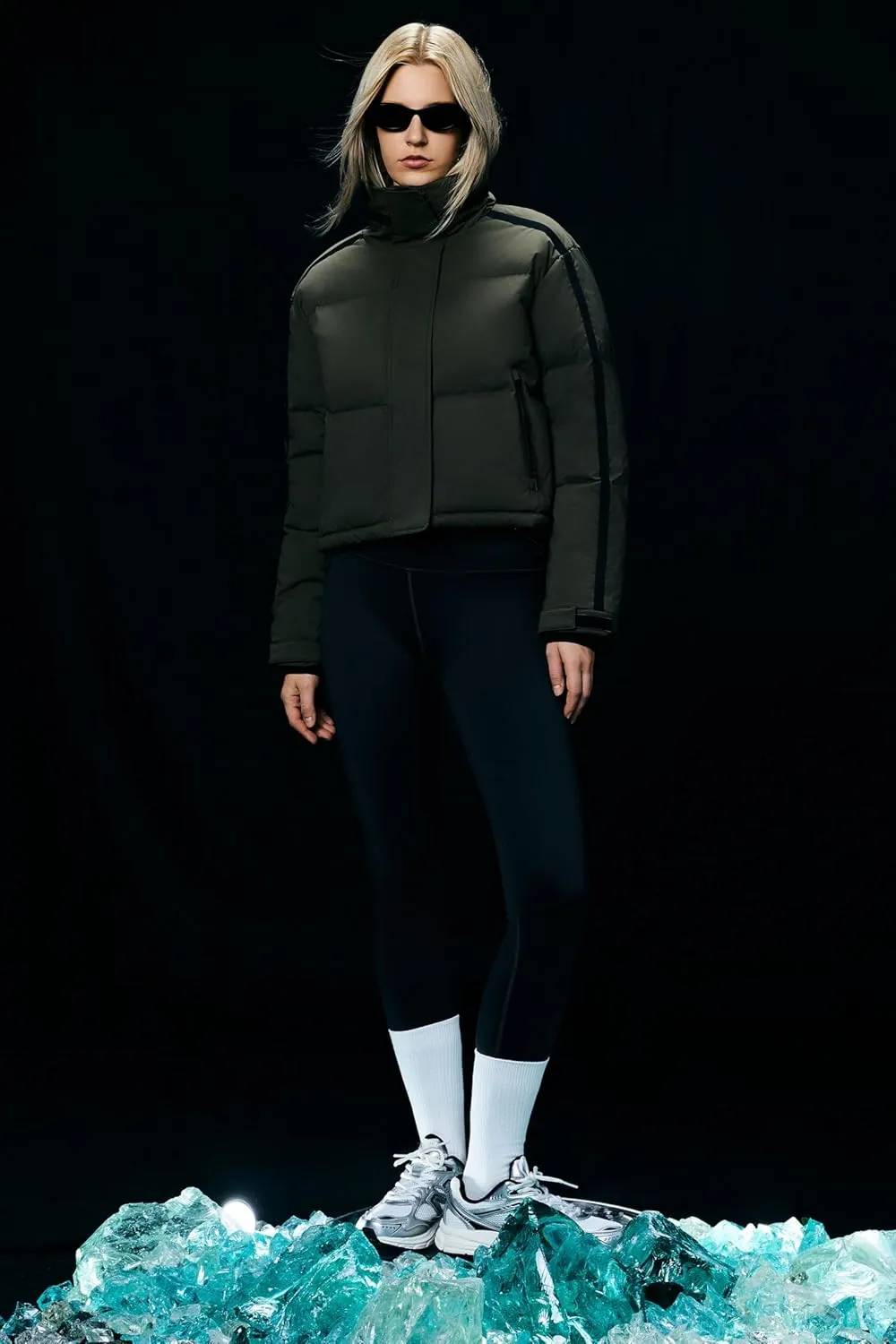 Orolay Women's Cropped Puffer Jacket Winter Stand Collar Quilted Down Coat Warm Fashion Zip Up Outerwear with Pockets