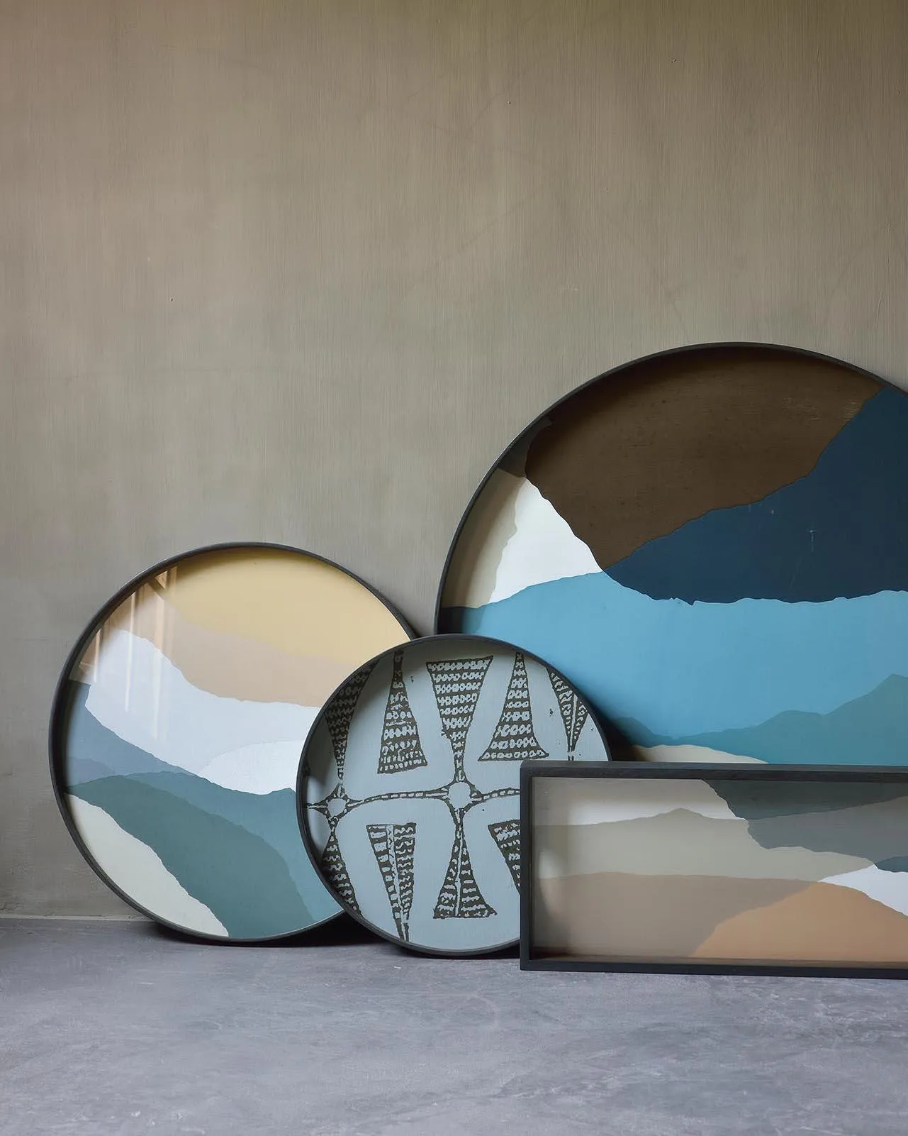 Small Tray Round Coffee Table Set